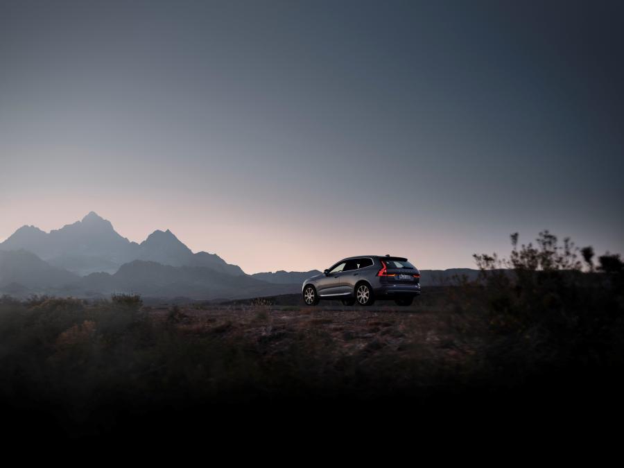  Volvo XC60 T8 AWD Recharge 2020 года  (фото 2 из 13)
